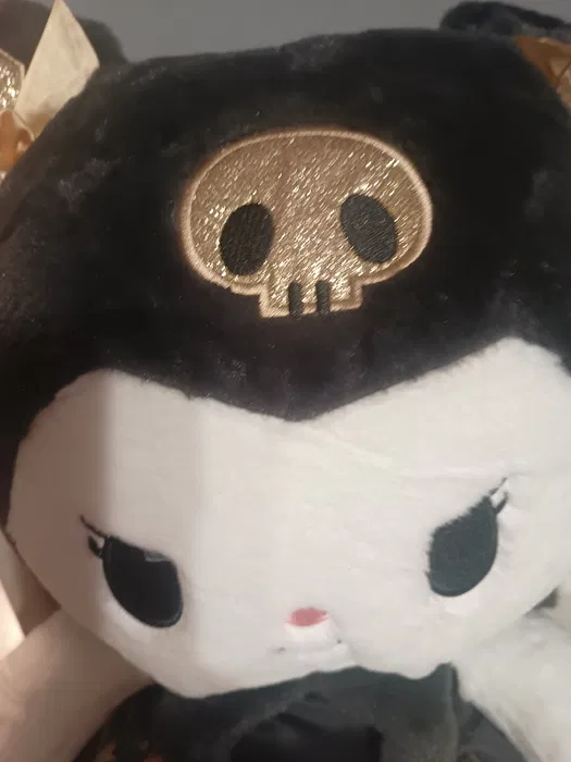 duza-maskotka-kuromi-45cm-my-melody-zlota-sukienka-gem-ewa-mariusz