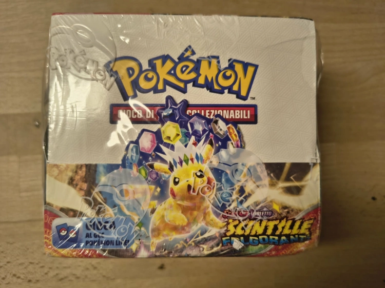 Oryginalnie zafoliowany fabryczny Booster Box Pokémon TCG z dodatku Scarlatto e Violetto Scintille Folgoranti w wersji włoskiej z grafiką Pikachu