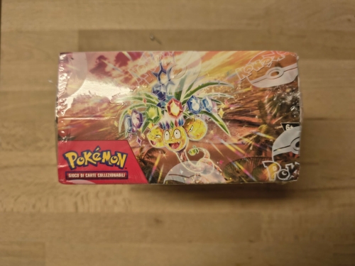 Oryginalnie zafoliowany fabryczny Booster Box Pokémon TCG z dodatku Scarlatto e Violetto Scintille Folgoranti w wersji włoskiej z grafiką Pikachu