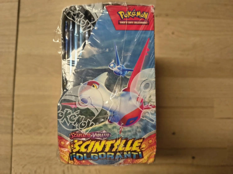Oryginalnie zafoliowany fabryczny Booster Box Pokémon TCG z dodatku Scarlatto e Violetto Scintille Folgoranti w wersji włoskiej z grafiką Pikachu