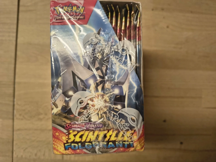 Oryginalnie zafoliowany fabryczny Booster Box Pokémon TCG z dodatku Scarlatto e Violetto Scintille Folgoranti w wersji włoskiej z grafiką Pikachu