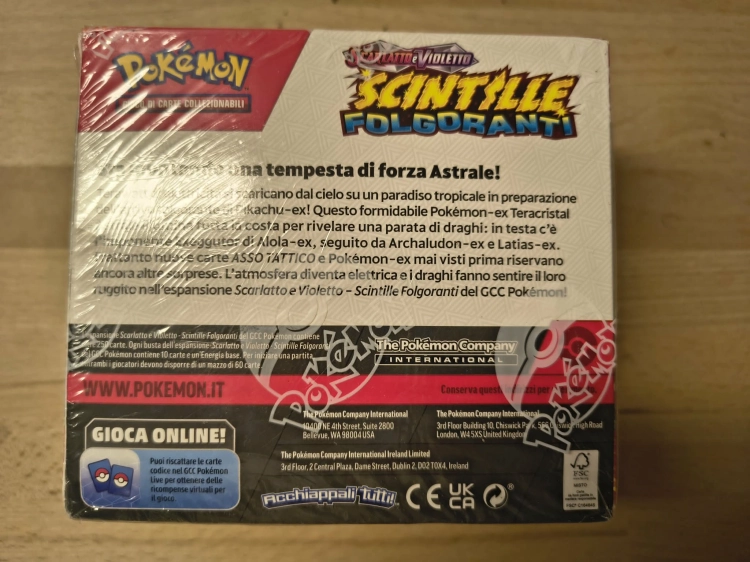 Oryginalnie zafoliowany fabryczny Booster Box Pokémon TCG z dodatku Scarlatto e Violetto Scintille Folgoranti w wersji włoskiej z grafiką Pikachu
