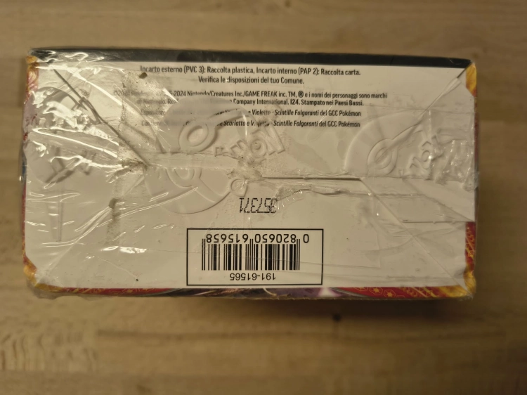 Oryginalnie zafoliowany fabryczny Booster Box Pokémon TCG z dodatku Scarlatto e Violetto Scintille Folgoranti w wersji włoskiej z grafiką Pikachu