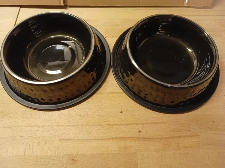 Zestaw dwóch czarnych metalowych misek dla zwierząt Tiertraum o pojemności 700 ml z młotkowaną strukturą i gumowym spodem