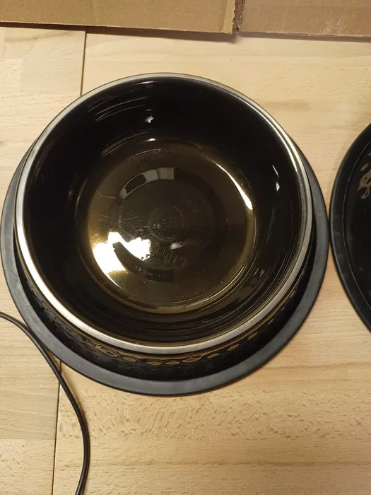 Zestaw dwóch czarnych metalowych misek dla zwierząt Tiertraum o pojemności 700 ml z młotkowaną strukturą i gumowym spodem