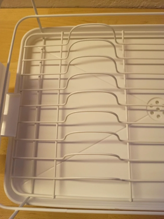 Biała metalowa suszarka kuchenna do naczyń Kitsure z pojemnikiem na sztućce i plastikową tacą z odpływem