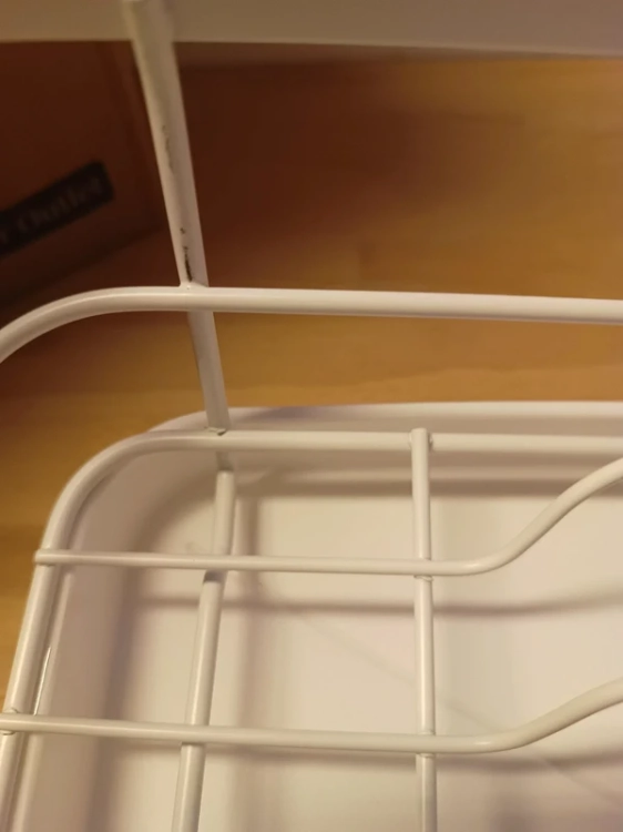 Biała metalowa suszarka kuchenna do naczyń Kitsure z pojemnikiem na sztućce i plastikową tacą z odpływem