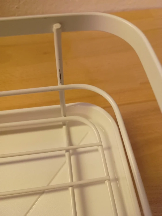 Biała metalowa suszarka kuchenna do naczyń Kitsure z pojemnikiem na sztućce i plastikową tacą z odpływem