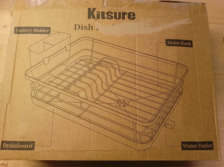 Biała metalowa suszarka kuchenna do naczyń Kitsure z pojemnikiem na sztućce i plastikową tacą z odpływem