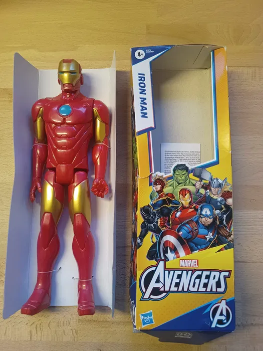 Duża trzydziestocentymetrowa figurka Hasbro Marvel Avengers Titan Hero Iron Man w czerwono złotej zbroi