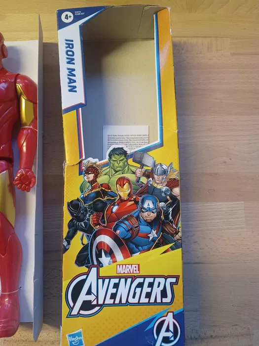 Duża trzydziestocentymetrowa figurka Hasbro Marvel Avengers Titan Hero Iron Man w czerwono złotej zbroi