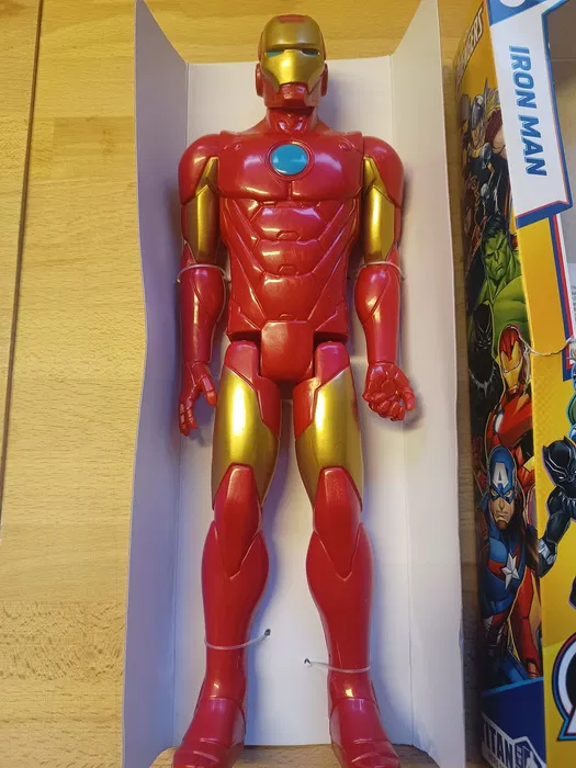 Duża trzydziestocentymetrowa figurka Hasbro Marvel Avengers Titan Hero Iron Man w czerwono złotej zbroi