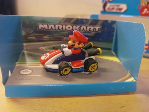 Samochodzik torowy Carrera FIRST z figurką Mario w czerwono niebieskim gokarcie Nintendo Mario Kart w skali 1 50