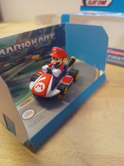 Samochodzik torowy Carrera FIRST z figurką Mario w czerwono niebieskim gokarcie Nintendo Mario Kart w skali 1 50
