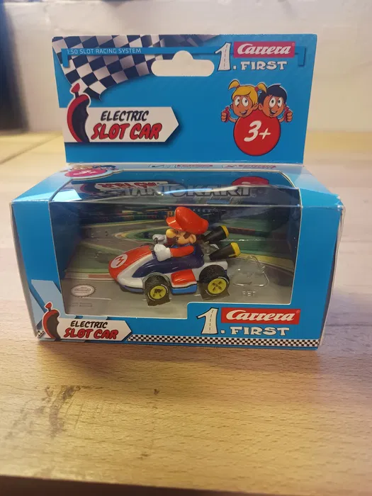 Samochodzik torowy Carrera FIRST z figurką Mario w czerwono niebieskim gokarcie Nintendo Mario Kart w skali 1 50