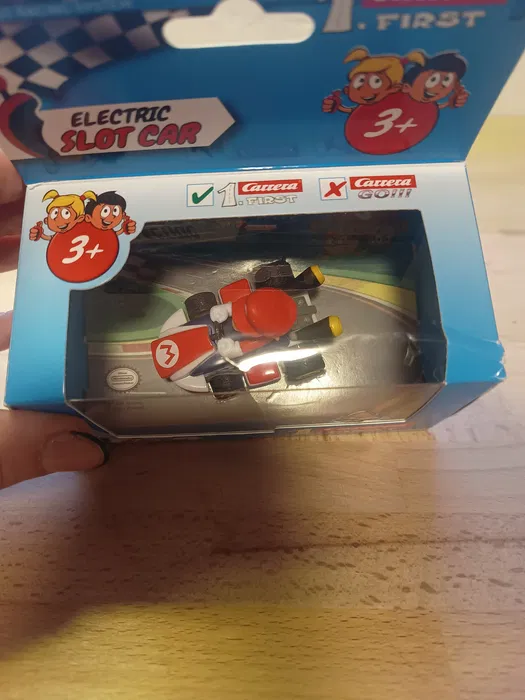 Samochodzik torowy Carrera FIRST z figurką Mario w czerwono niebieskim gokarcie Nintendo Mario Kart w skali 1 50