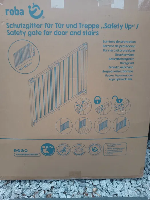 Nowa drewnjna bezbarierowa bramka zabezpieczająca Roba Safety Up z litego drewna bukowego na schody