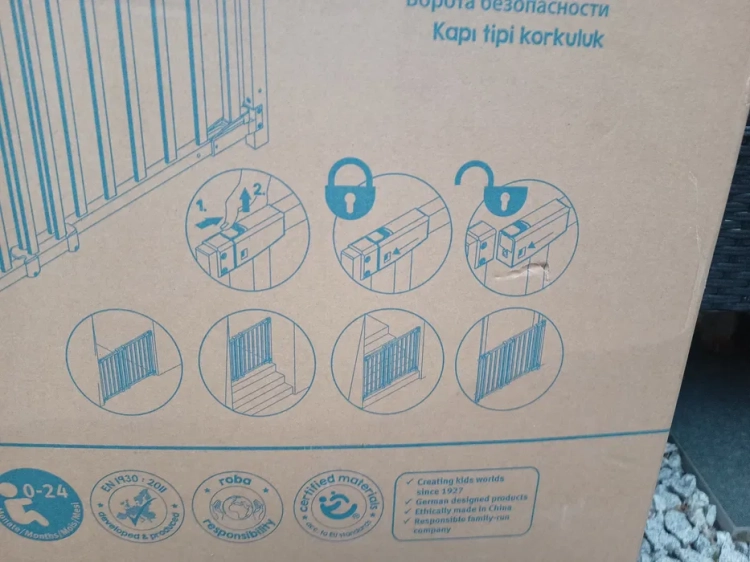 Nowa drewnjna bezbarierowa bramka zabezpieczająca Roba Safety Up z litego drewna bukowego na schody