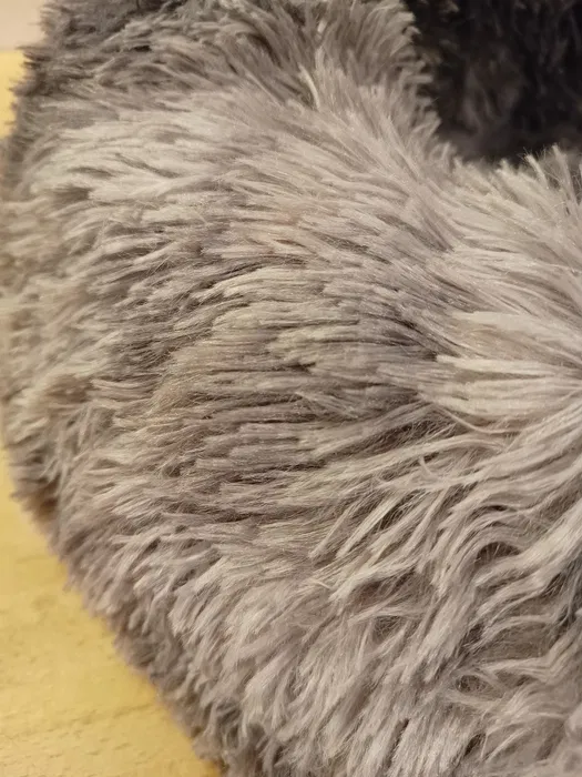 Nowe okrągłe szare puszyste legowisko oponka dla psa i kota o średnicy 50 cm w stylu donut z długim włosem ombre