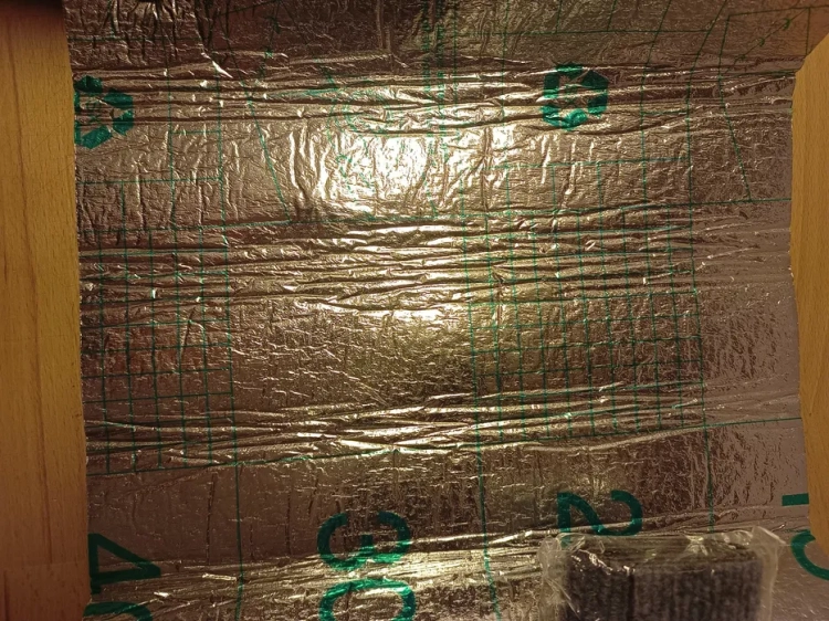 Zestaw dwóch nowych kwadratowych szarych mat samoprzylepnych do drapania dla kota o wymiarach 30x30 cm z grubego filcu