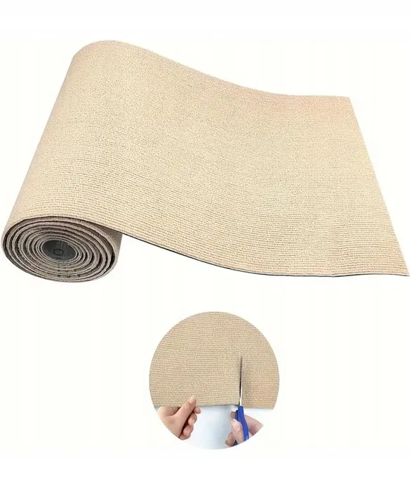 Duża kremowa samoprzylepna mata do drapania dla kota z filcu o wymiarach 180x60 cm naklejona na ścianę i bok mebli