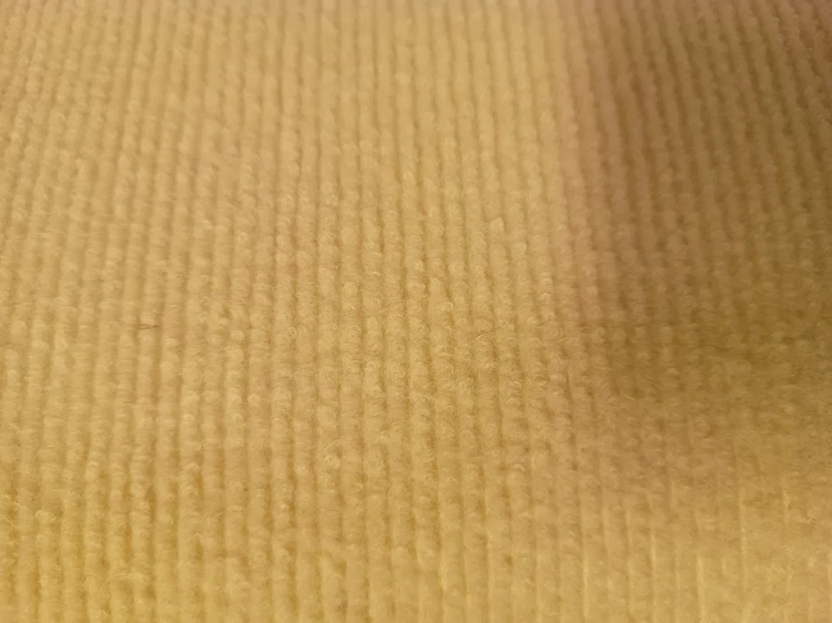 Duża kremowa samoprzylepna mata do drapania dla kota z filcu o wymiarach 180x60 cm naklejona na ścianę i bok mebli