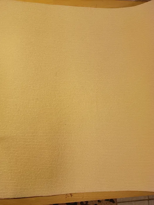 Duża kremowa samoprzylepna mata do drapania dla kota z filcu o wymiarach 180x60 cm naklejona na ścianę i bok mebli