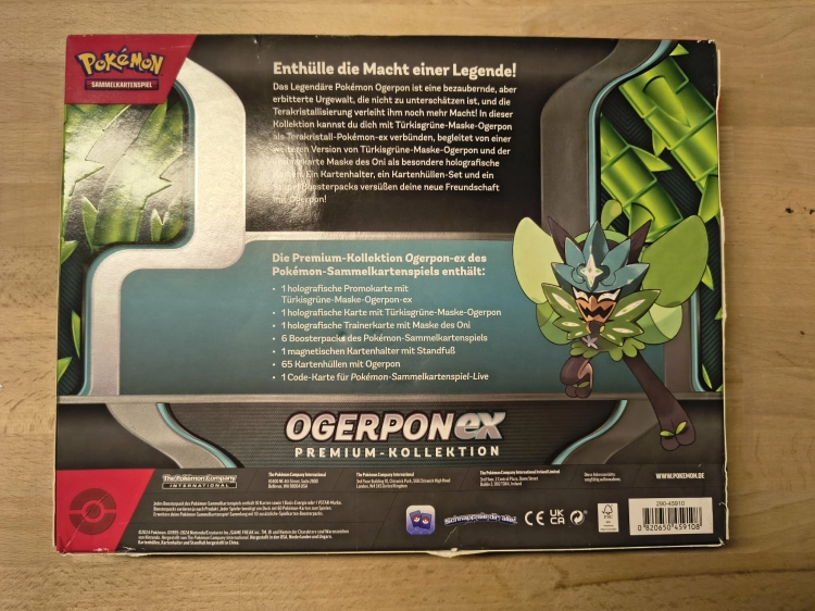 Nowy fabrycznie zamknięty zestaw Pokémon TCG Ogerpon ex Premium-Kollektion w niemieckiej wersji językowej z widocznymi boosterami i kartami promocyjnymi