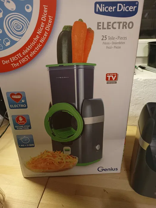 Nowa zielono biała elektryczna szatkownica krajalnica do warzyw Nicer Dicer Electro z widocznymi wymiennymi ostrzami i popychaczem