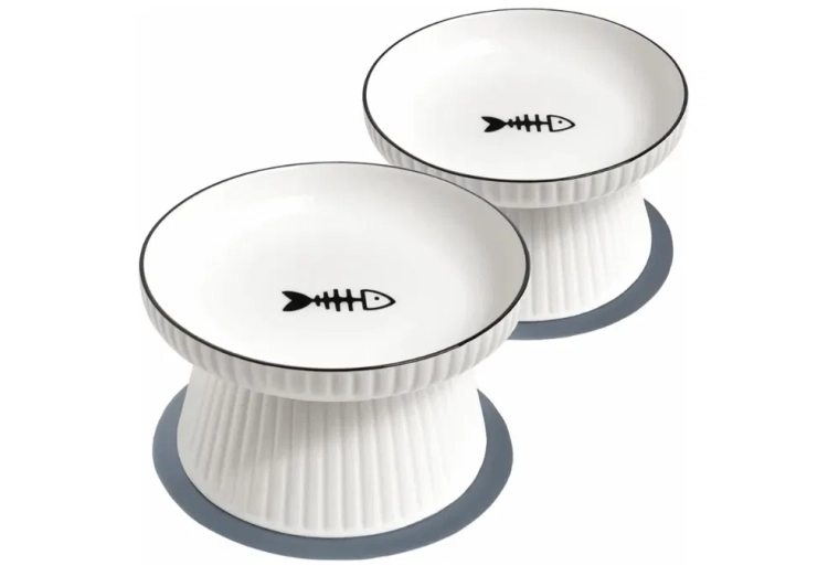 Nowe podwyższone miski ceramiczne dla kota w zestawie dwóch sztuk o średnicy 19 cm z szerokim otokiem i antypoślizgową podstawą