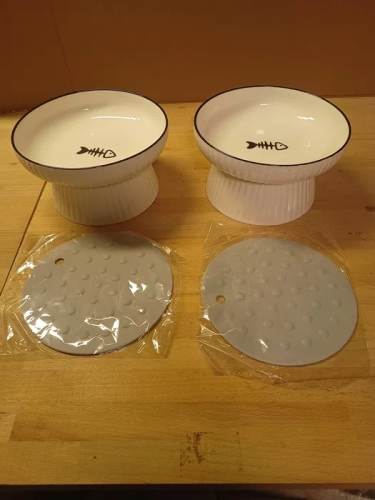 Nowe podwyższone miski ceramiczne dla kota w zestawie dwóch sztuk o średnicy 19 cm z szerokim otokiem i antypoślizgową podstawą