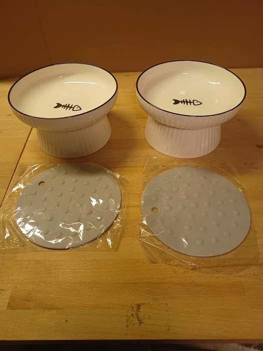 Nowe podwyższone miski ceramiczne dla kota w zestawie dwóch sztuk o średnicy 19 cm z szerokim otokiem i antypoślizgową podstawą