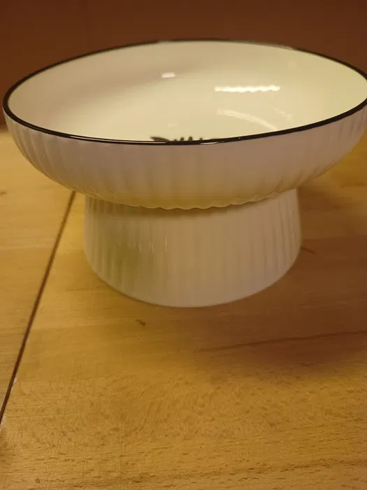 Nowe podwyższone miski ceramiczne dla kota w zestawie dwóch sztuk o średnicy 19 cm z szerokim otokiem i antypoślizgową podstawą