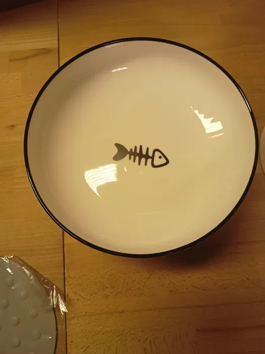 Nowe podwyższone miski ceramiczne dla kota w zestawie dwóch sztuk o średnicy 19 cm z szerokim otokiem i antypoślizgową podstawą