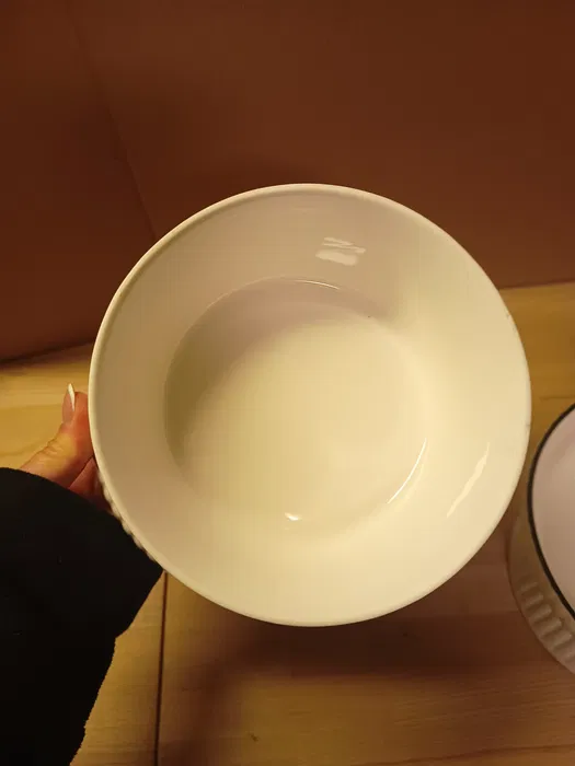 Nowe podwyższone miski ceramiczne dla kota w zestawie dwóch sztuk o średnicy 19 cm z szerokim otokiem i antypoślizgową podstawą