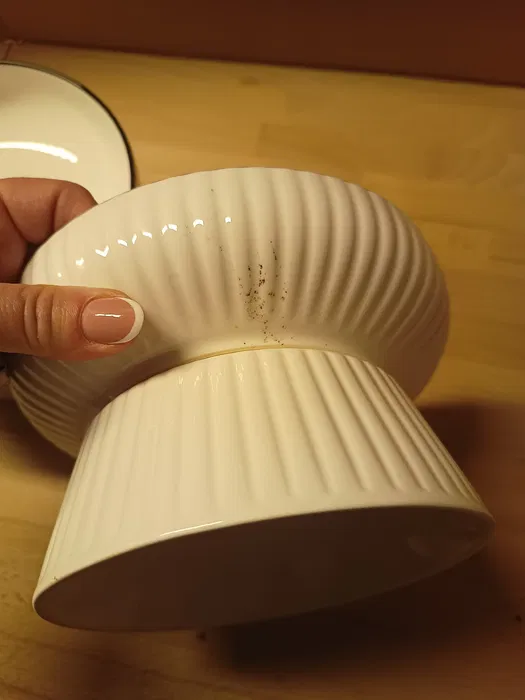 Nowe podwyższone miski ceramiczne dla kota w zestawie dwóch sztuk o średnicy 19 cm z szerokim otokiem i antypoślizgową podstawą