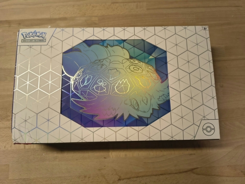 Nowy oryginalny zestaw Pokémon TCG Terapagos ex Ultra Premium Collection w języku włoskim z widocznym spisem zawartości i uszkodzonym pogniecionym kartonem