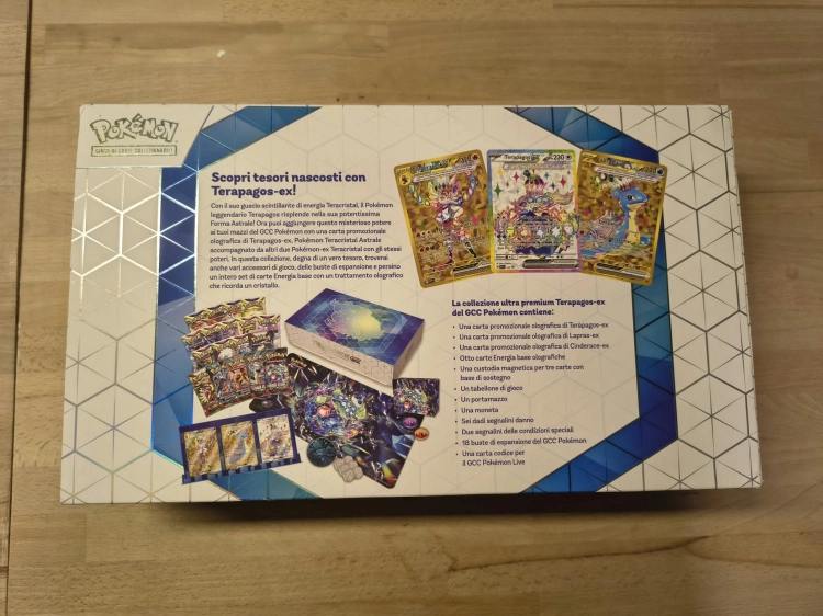 Nowy oryginalny zestaw Pokémon TCG Terapagos ex Ultra Premium Collection w języku włoskim z widocznym spisem zawartości i uszkodzonym pogniecionym kartonem