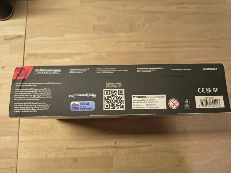 Nowy oryginalny zestaw Pokémon TCG Terapagos ex Ultra Premium Collection w języku włoskim z widocznym spisem zawartości i uszkodzonym pogniecionym kartonem