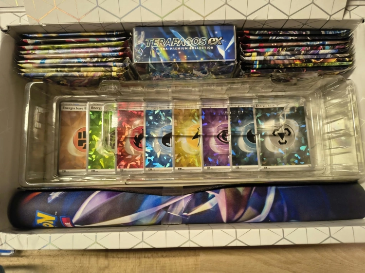 Nowy oryginalny zestaw Pokémon TCG Terapagos ex Ultra Premium Collection w języku włoskim z widocznym spisem zawartości i uszkodzonym pogniecionym kartonem