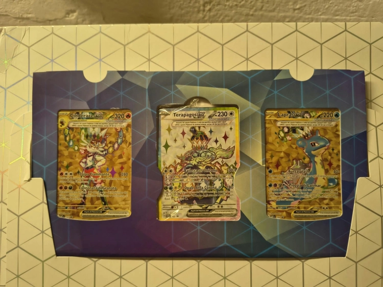Nowy oryginalny zestaw Pokémon TCG Terapagos ex Ultra Premium Collection w języku włoskim z widocznym spisem zawartości i uszkodzonym pogniecionym kartonem