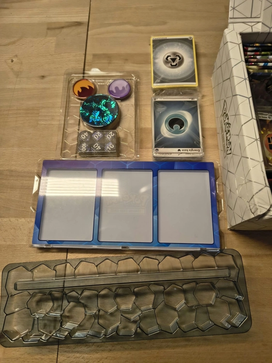 Nowy oryginalny zestaw Pokémon TCG Terapagos ex Ultra Premium Collection w języku włoskim z widocznym spisem zawartości i uszkodzonym pogniecionym kartonem