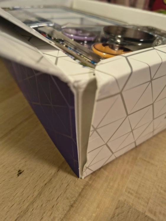 Nowy oryginalny zestaw Pokémon TCG Terapagos ex Ultra Premium Collection w języku włoskim z widocznym spisem zawartości i uszkodzonym pogniecionym kartonem