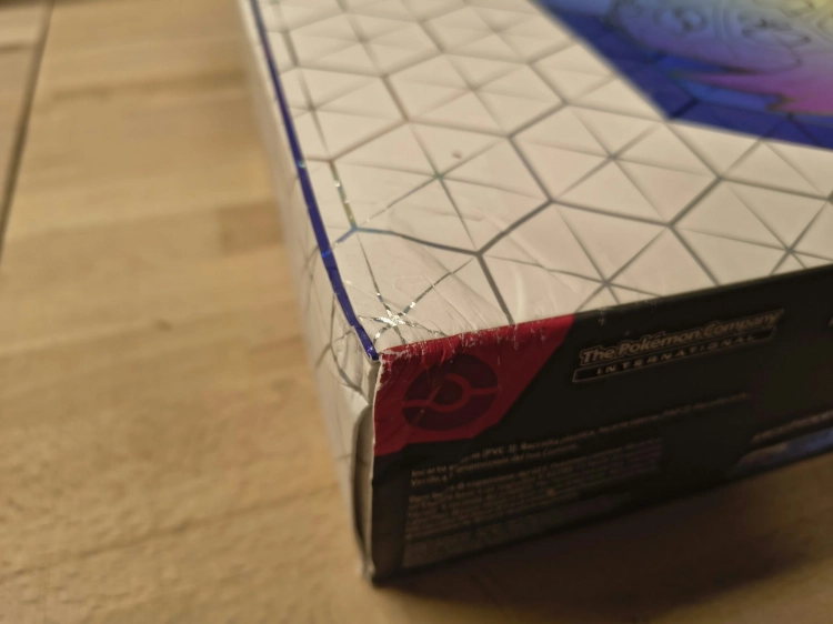Nowy oryginalny zestaw Pokémon TCG Terapagos ex Ultra Premium Collection w języku włoskim z widocznym spisem zawartości i uszkodzonym pogniecionym kartonem