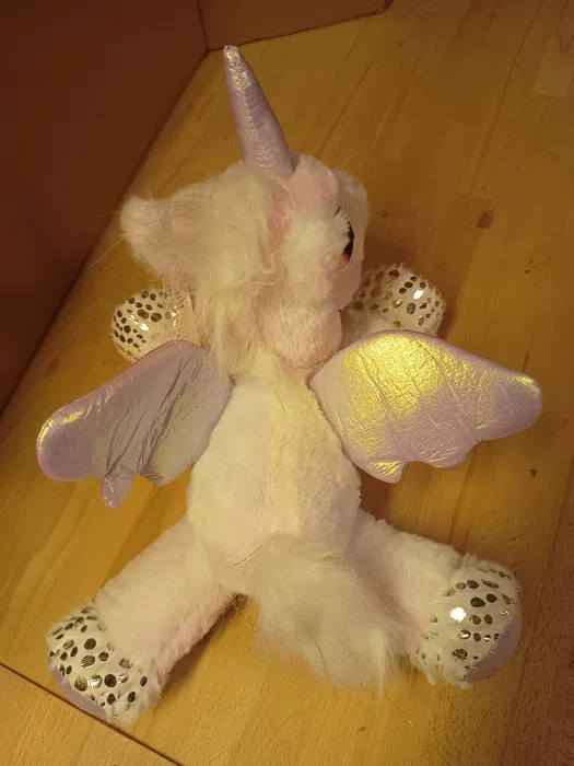 Nowy biały pluszowy jednorożec maskotka ze skrzydłami Pegaz marki Eddy Toys o długości 34 cm z cekinami na kopytkach