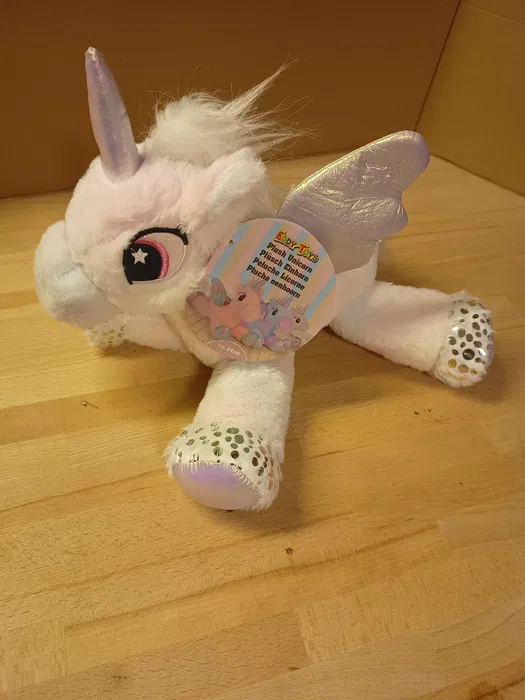 Nowy biały pluszowy jednorożec maskotka ze skrzydłami Pegaz marki Eddy Toys o długości 34 cm z cekinami na kopytkach