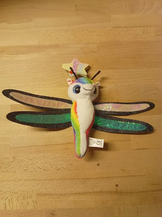 Nowa kolorowa maskotka pluszowa Lumo Stars Drago o wysokości 15 cm z dużymi oczami i tęczowym tułowiem oraz mieniącymi się skrzydłami