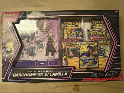 Nowy oryginalny zestaw kart Pokémon TCG Garchomp ex di Camilla Collezione Premium wersja włoska z widocznymi boosterami i akrylowymi figurkami