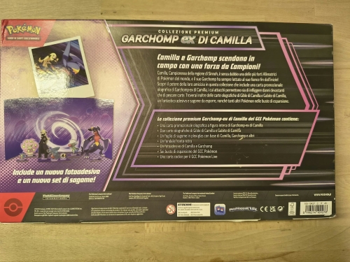 Nowy oryginalny zestaw kart Pokémon TCG Garchomp ex di Camilla Collezione Premium wersja włoska z widocznymi boosterami i akrylowymi figurkami
