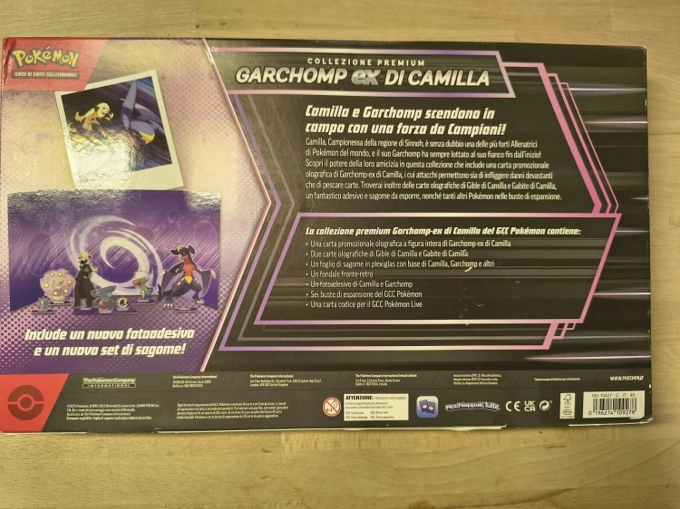Nowy oryginalny zestaw kart Pokémon TCG Garchomp ex di Camilla Collezione Premium wersja włoska z widocznymi boosterami i akrylowymi figurkami